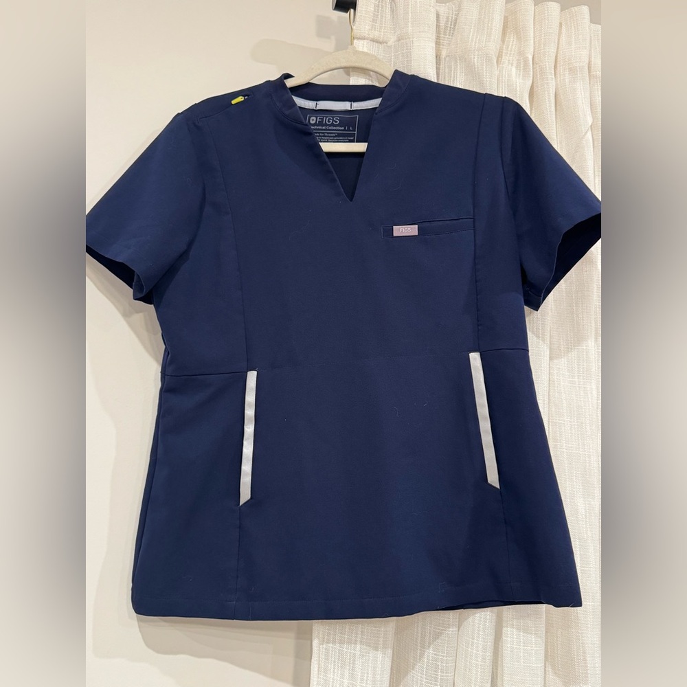 FIGS Scrub Top M